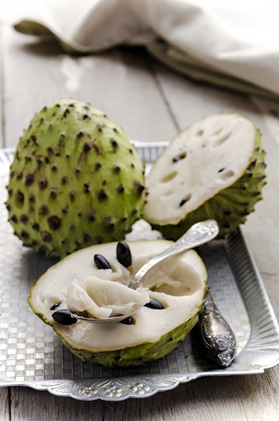 Cherimoya
Kremsi bir lezzete sahip olan bu meyvenin tek kötü tarafı çekirdeklerinin zehirli olması. 