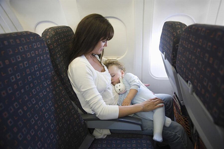
                                    Uçuş saatlerini özellikle bebeğinizin uyku saatlerine denk getirmeye çalışın. Bebek uyku saatinde olduğu için seyahatten pek bir şey anlamayacaktır.
                                