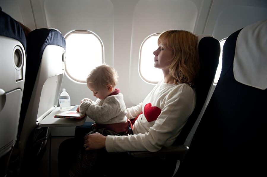 
                                    Çocuğunuzun karnını uçağa binmeden önce doyurmanızda fayda var. Acıkan bir bebek çok huysuz olabilir.
                                
