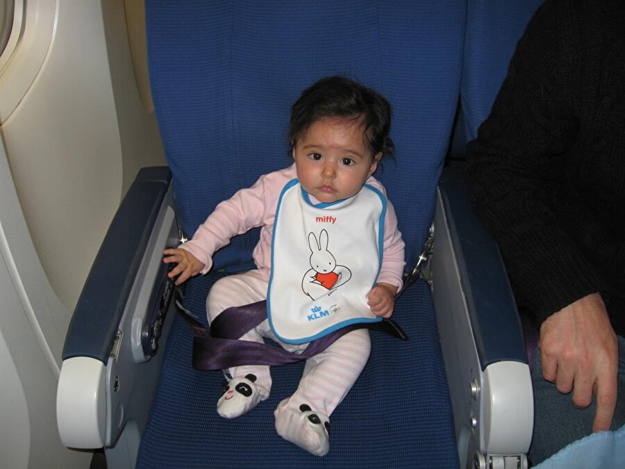 
                                    Aynı şekilde uçağa binmeden önce mutlaka bebeğinizin altını değiştirin. Yolculuk sırasında bu işlem hem sizin hem de bebeğiniz için bir hayli zor olacaktır.
                                