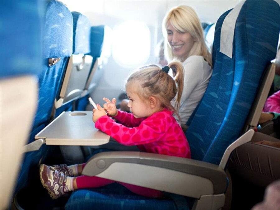 
                                    Bebekler siz ne yaparsanız yapın ağlayıp, huzursuzlanabilir bu nedenle diğer yolcularla iyi iletişim kurmakta fayda var. Çünkü onların bebeğinizin huysuzluğuna anlayış göstermesi çok önemli.
                                