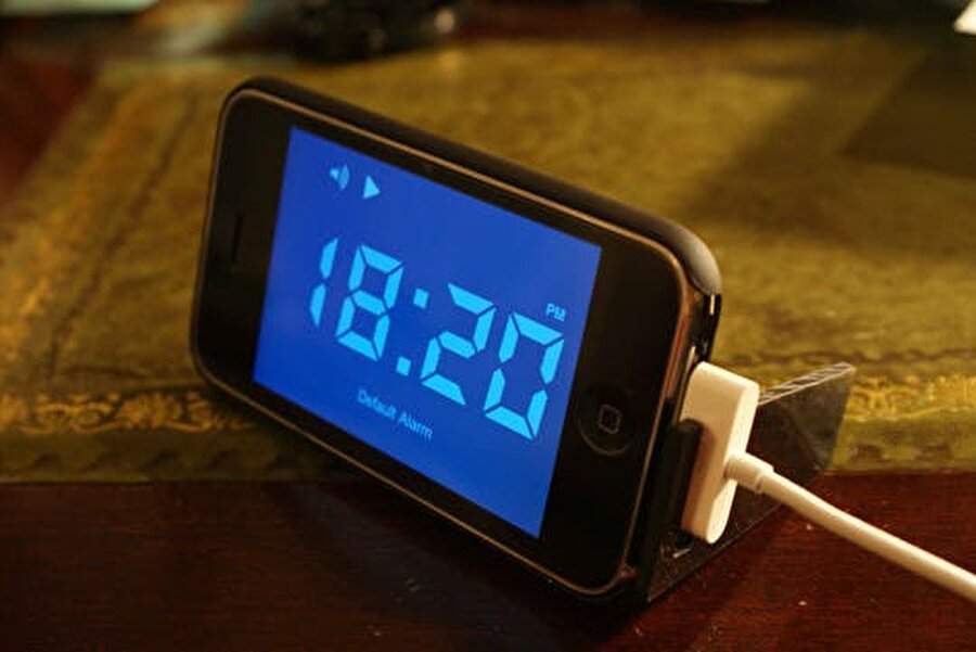 Телефон в качестве будильника. Iphone Alarm Clock. Будильник АПЛ. Часы будильник айфон. Ночные часы iphone.