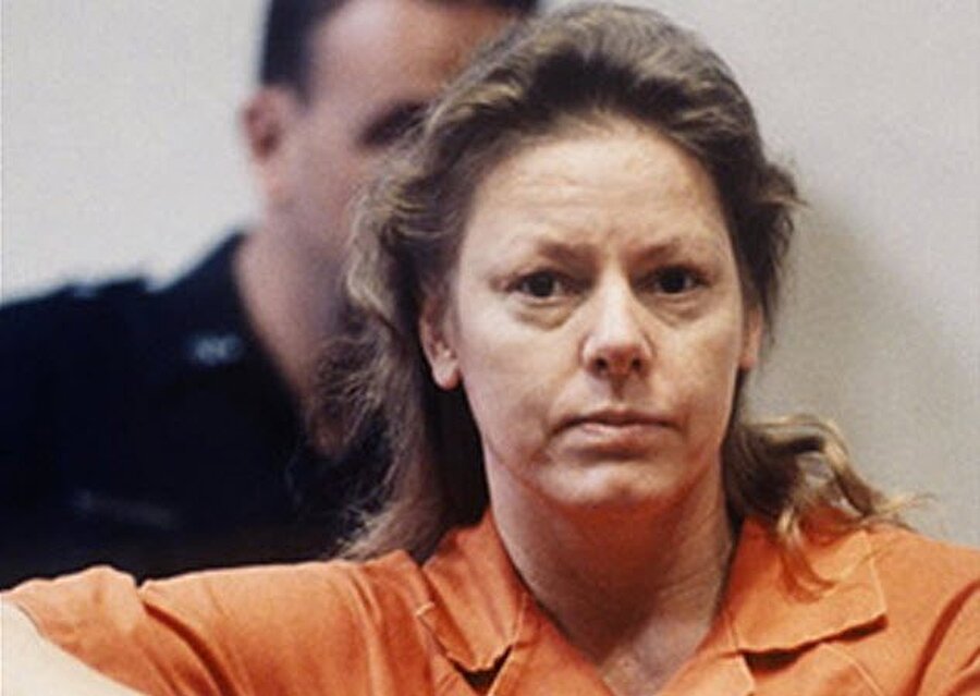 Aileen Wuornos  / ABD

                                    1956-2002 yıllarında yaşayan Aileen Wuornos, ABD'nin en ünlü kadın seri katilidir. Çocuk yaşta, yaşlı bir adamla evlenen Wuornos yedi kişiyi öldürdü. Ancak Wuornos 5 kişinin katili olarak yargılandı.
                                