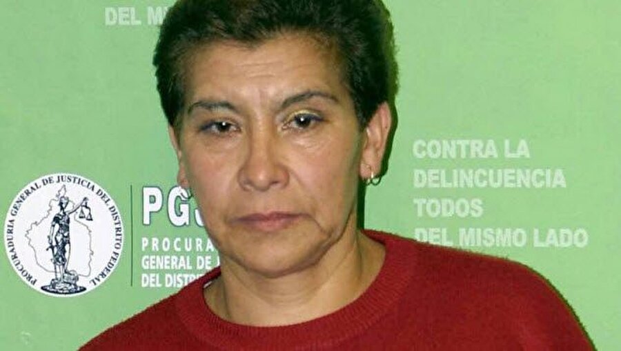 Juana Barraza / Meksika

                                    1957 yılında dünyaya gelen Barraza, profesyonel bir güreş sporcusuydu. Küçük yaşta annesinin zoruyla yaşlı bir adamla evlendirilen Barraza ilk cinayetini 1998'de işledi. Barraza'nın kurbanlarının hepsi yaşlı kadınlardı. 2006'da tutuklanan Barraza, 759 yıl ceza aldı.
                                