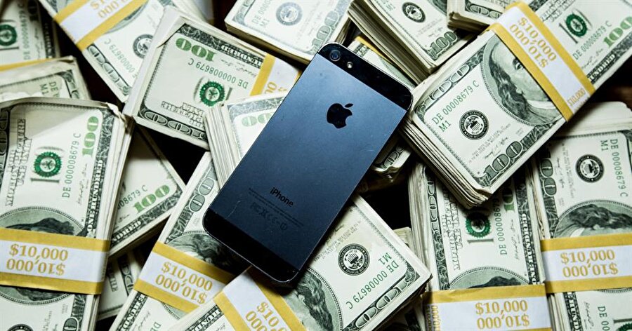 Apple'ın geliri iPhone ile 10'a katlandı 
İnternet reklamcılığının farklı bir boyut kazanmasını sağlayan iPhone sayesinde Apple şirketi de hızla büyüyerek yüksek kazanç elde etti. 2006'da ağırlıklı olarak iPod, Mac bilgisayarlardan 19,3 milyar dolar gelir elde eden şirket, iPhone teknolojisinin de devreye girmesiyle gelirini 10 yılda 10 kattan fazla artırdı. Buna göre geçen yıl Apple'ın geliri 215,6 milyar dolara ulaşırken, bunun yaklaşık yüzde 63,5'ine denk gelen 136,7 milyar doları iPhone satışlarıyla sağlandı. Şirketin karı 2006'da yaklaşık 2 milyar dolar iken geçen yıl itibarıyla 46 milyar dolara yükseldi. Şirketin piyasa değeri yaklaşık 750 milyar dolarla Türkiye'nin de içinde bulunduğu 183 ülkenin yıllık milli gelirinden yüksek duruma geldi. Bu değer, ABD merkezli çok uluslu enerji şirketi Exxon Mobil'in iki katı, ABD elektrik şirketi General Electric'in üç katı seviyeyi işaret ediyor.
