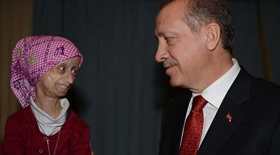 Cumhurbaşkanı ile de tanışmıştı
Cumhurbaşkanı Tayyip Erdoğan ile de buluşan Gamze'yi sanat ve spor dünyasından birçok ünlü isim de ziyaret etmişti.