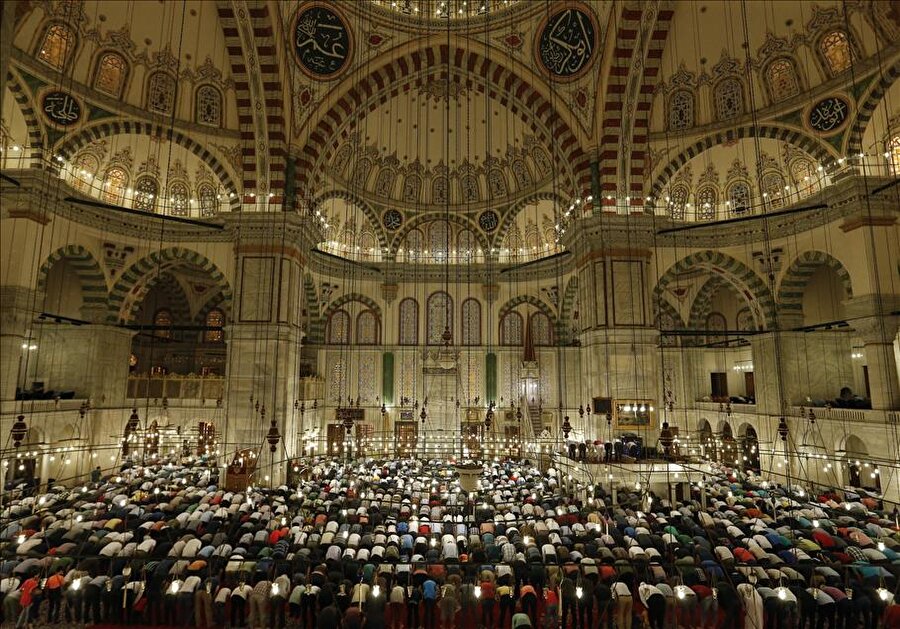 İstanbul'da son teravih

                                    İstanbul'da vatandaşlar Ramazan aynın son teravih namazını kılmak için tarihi Fatih Cami'sini doldurdu.
                                