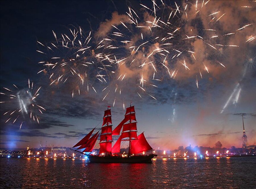 Scarlet Sails in Saint-Petersburg

                                    Rusya'nın St. Petersburg kentinde Beyaz Geceler Festivali kapsamında, eğitim yılının sona ermesiyle "Scarlet Sails" etkinliği gerçekleşti. Etkinlik kapsamında, tamamı kırmızı yelkenlerden oluşan bir yelkenli St. Petersburg'daki Neva Nehri üzerinde havai fişekler eşliğinde süzüldü.
                                