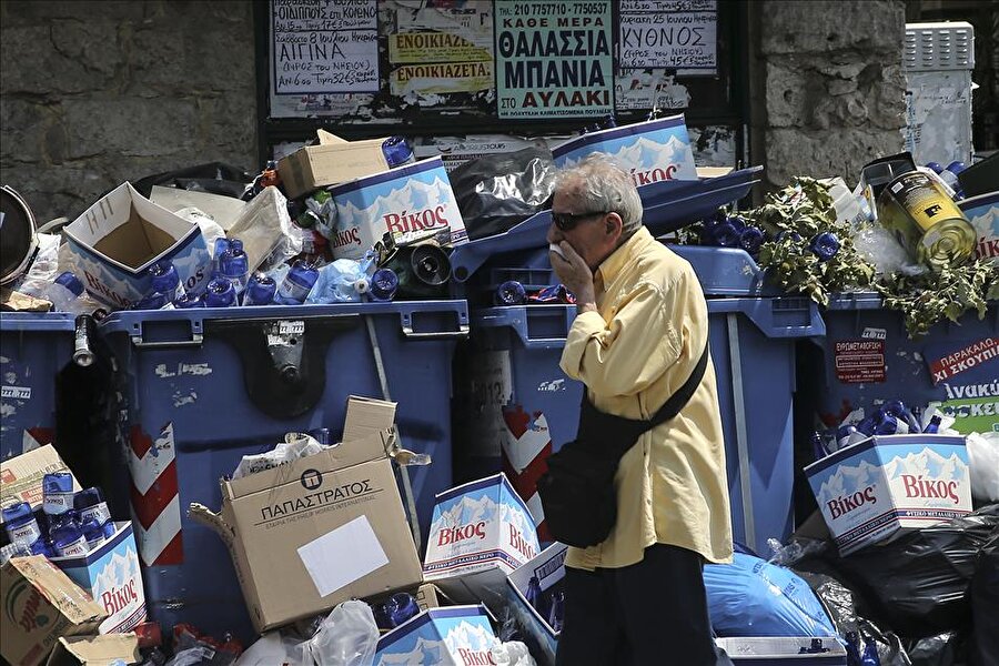 Yunanistan'da temizlik işçilerinin grevi sürüyor

                                    Yunanistan'da yaklaşık bir hafta önce başlayan belediyelere bağlı temizlik işçilerinin grevi sürüyor. Başkent Atina'nın bazı sokaklarında çöp yığınları oluştu.
                                