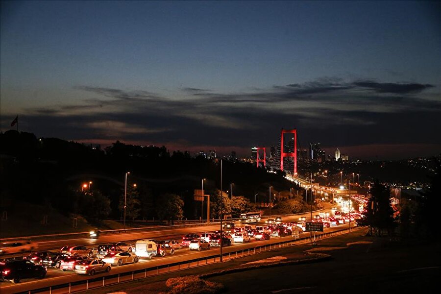 Tatilciler dönüş yolunda

                                    İstanbul'da 15 Temmuz Şehitler Köprüsü'nde, Ramazan Bayramı tatilinin son gününde tatilcilerin geri dönüş yolculuğu nedeniyle trafikte yoğunluk yaşanıyor.
                                