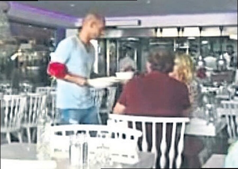 ​Galatasaray'ın yıldızı garson oldu!