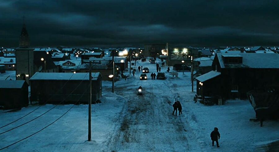 30 days of Night (30 Gün Gece) / IMDB 6,6

                                    
                                    Alaska’nın ücra bir köşesindeki Barrow kasabası her kış, 30 gün boyunca, zifiri karanlığa gömülür. Çoğu kasaba sakini güneye yöneldiği için hüzünlü bir dönemdir bu. Bu kış, ortaya gizemli bir grup çıkar: Bu grup, kasabada kalan insanlarla beslenmek için son bulmayan bu karanlıktan faydalanmayı beklemektedir. Columbia Pictures’ın “30 Days of Night/30 Gün Gece” filminde, Barrow Şerifi Eben (Josh Hartnett), ayrı yaşadığı karısı Stella (Melissa George), ve sayıca gitgide azalan hayatta kalanlar grubu tekrar gün ışığına kavuşana dek ayakta kalmak için ellerinden gelen her şeyi yapmak zorundadırlar.
                                
                                