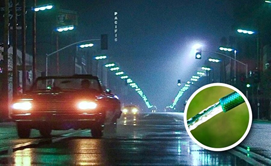 Asfalt neden her zaman ıslak? 

                                    
                                    Hollywood filmlerindeki gece sahnelerinde asfaltın genellikle ıslak olduğunu fark ettiniz mi? Islak asfaltla şık bir görüntü elde ediliyor. Ayrıca bu sayede gece çekimlerindeki ışık sorunu ortadan kaldırılıyor. 
                                
                                