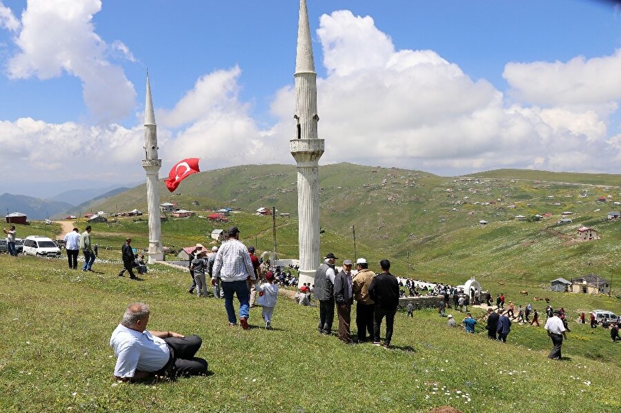 Yüzyıllardır şenlikler yapılıyor

                                    
                                    
                                    
                                    Fatih’in namaz kıldığı Temmuz ayının üçüncü Cuma günü yaylada yüzyıllardır şenlik ve otçu göçü yapılırken, Cuma günleri adeta küçük bir ilçeye dönüşen yaylada vatandaşlar yolların standartlarının yükseltilmesini istiyor.
                                
                                
                                
                                