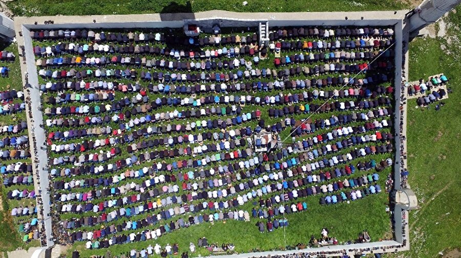 Cuma namazı saatinde yağmur yağmıyor

                                    
                                    
                                    
                                    Denizden yüksekliği 2 bin 200 metrede bulunan ve etrafında Şahmelik, Çatma, Minarlı, Oğuz ve Ören gibi çok sayıda oba bulunan Kadırga Yaylası’nda Cuma günleri namaz saatinde yağmur yağmadığı da vatandaşlar tarafından ifade ediliyor.
                                
                                
                                
                                