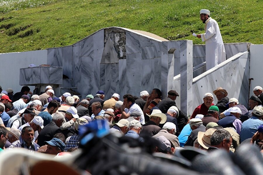 “Yaylanın çimenini seccade ederek namaz kıldık”

                                    
                                    
                                    
                                    İstanbul’dan camide namaz kılmak için gelen Kemal Erci, "Kadırga Yaylası açık hava camiinde namaz kılmak için özellikle yollara düştük. Kadırgaya birkaç kez gelmiştim ama ilk kez namaz kılmak nasip oldu. Yaylanın çimenini seccade ederek namaz kıldık" dedi.
                                
                                
                                
                                