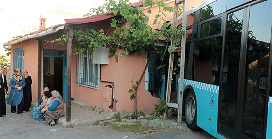 El freni çekilmeden park edilen halk otobüsü eve girdi