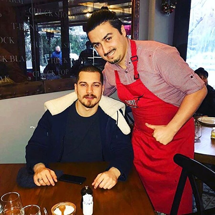 Ünlülerin uğrak yeri oldu
Nusret'in zamanında çıraklığını yapan ekibin kurduğu Elb-et restoranı Kıvanç Tatlıtuğ, Kenan İmirzalıoğlu ve Çağatay Ulusoy gibi çok sayıda ünlü isim ziyaret ediyor.