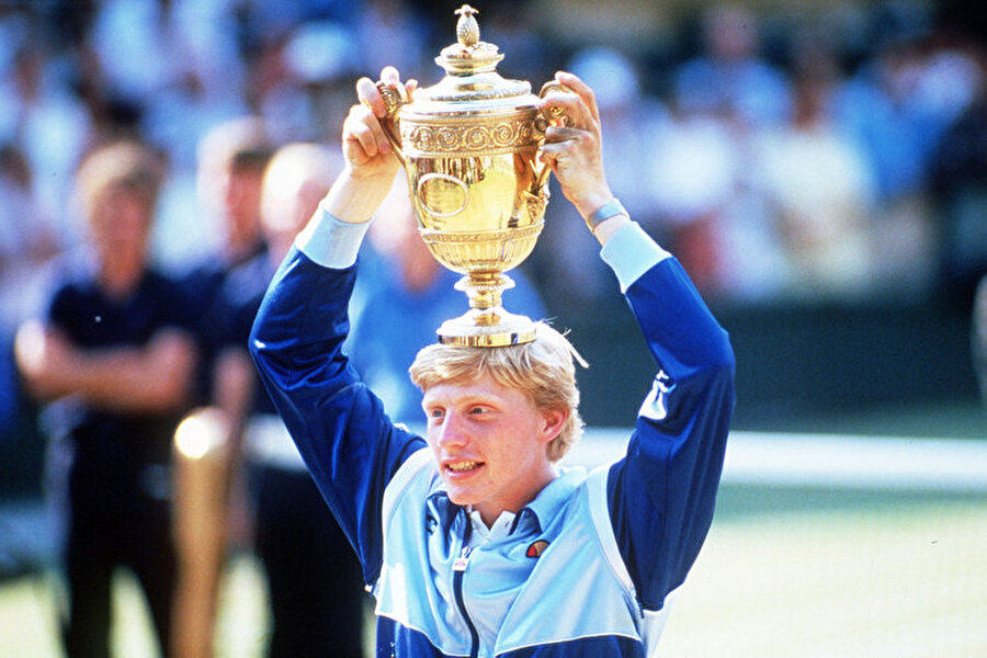 En genç kazanan

                                    Erkekler: Boris Becker (Almanya) (1985) - 17 yaşında

  
Kadınlar: Lottie Dod (Büyük Britanya) (1887) - 15
                                