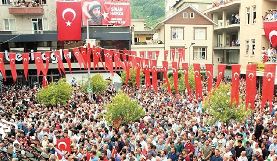 Cenaze törenine saatler kala şehit askerin tabutu açıldı