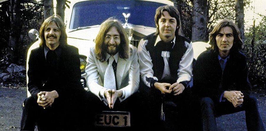 The Beatles
Bazı grup üyeleri Quarry Bank Lisesi’ne gittiğinden grubun ilk yılları için "Quarrymen" ismi gayet uygundu. Grup aslında ismini okul şarkısı"The Song of the Quarry"den seçmişti. 1960’da isimlerini yeni görüntülerine uyacak şekilde değiştirmeye karar verdiler. The Beatles’da karar kılmadan önce beş farklı isim denediler.