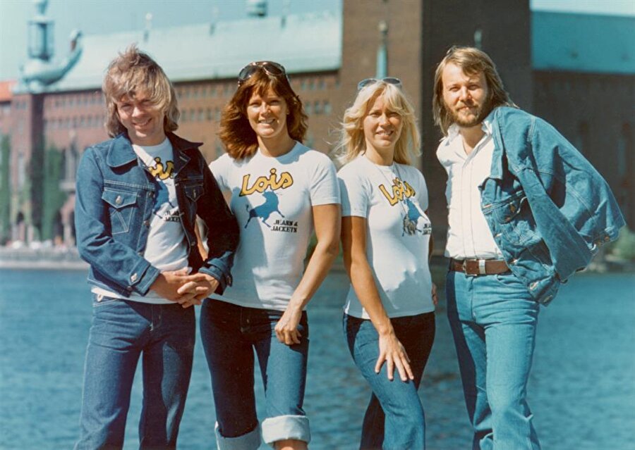 ABBA
Bu İsveçli dört genç birlikte ilk televizyon programına çıktıkları 1970’de henüz parti grubu olarak anılan"Festfol" ismini taşıyordu. İlk 45'liklerinin kapağında kendi isimlerini kullandılar: "Björn & Benny, Agnetha & Anni-Frid". Başarıları arttıkça oldukça uzun olan bu isim, adlarının ilk harfi olan ABBA'ya dönüştü.