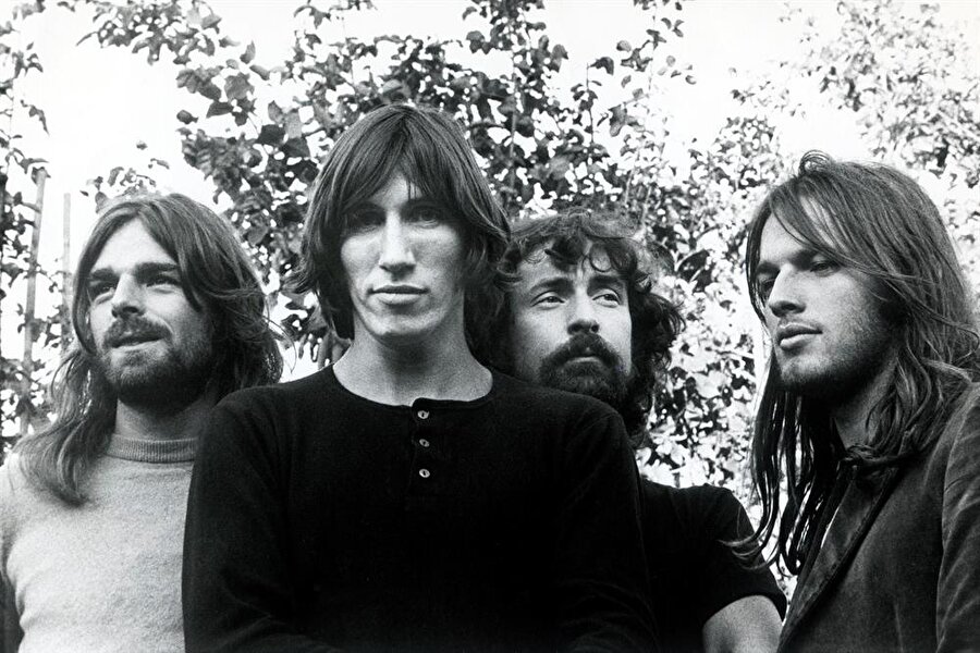 Pink Floyd
Grubun Pink Floyd olmadan önce pek çok ismi vardı. Korku hali anlamına gelen"The Abdabs" ya da çay seti anlamına gelen "The Tea Set" onlardan bazıları. Evet, Avrupa’nın en ünlü rock gruplarından biri, çay bardağı ve tabaklarıyla anılıyordu. Bunda elbette İngiliz olmalarının etkisi vardı. Ancak 1965'te Pink Floyd adını aldıklarında kimse bundan şikayetçi olmadı.