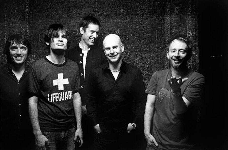 Radiohead
Radiohead, birçok grup gibi okulda kuruldu. Oxford’un güneyindeki Abigdon Devlet Okulu’nun prova odasında haftada bir gün, cuma günleri çalışmalarına izin verildi. Böylece grup kendini "On a Friday" (Bir cuma günü) olarak adlandırdı. Ancak ilk plak anlaşmalarını yapmalarıyla isimlerini değiştirmeleri gerekti. 1991’den beri Radiohead olarak biliniyorlar.