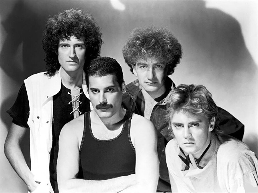 Queen
İlk ismi "Smile" olan grubun ismini Freddie Mercury değiştirmiş. Sık sık "Neden Queen" sorusuyla karşılaşan Mercury bunun yalnızca bir isim olduğunu söylese de bir keresinde "Çünkü krallara layık bir iş yapıyoruz." demiştir.