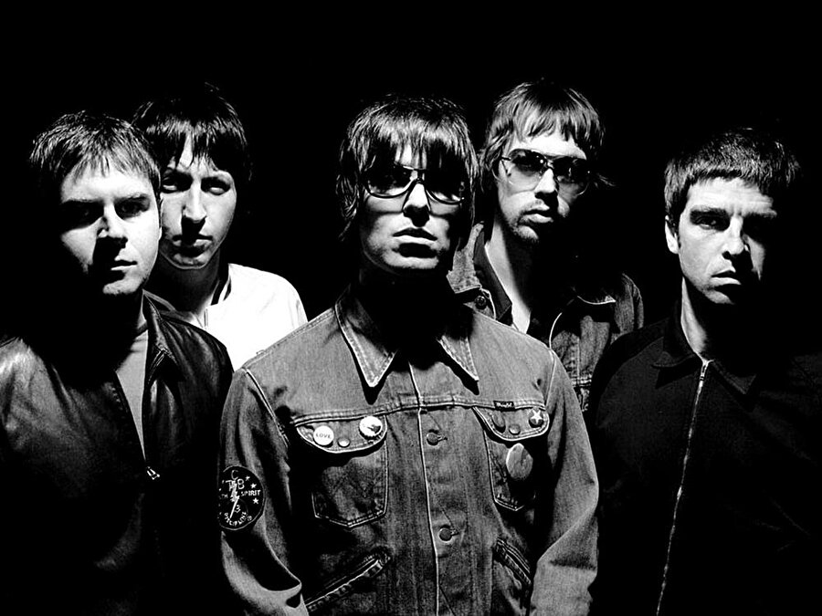 Oasis
Grup önce "The Rain" ismini taşıyordu. O dönemdeki vokalistleri Chris Hutton’dan memnun olmayan gitarist Paul Arthurs bir tanıdığı olan Liam Gallagher'ı onun yerine denedi. Gallagher gruba girince grubun ismi "Oasis" olarak değişti. İsim, The Beatles'ın da sahne aldığı "The Oasis Leisure Center"dan geliyor. Oasis'in Türkçe karşılığı ise "vaha".