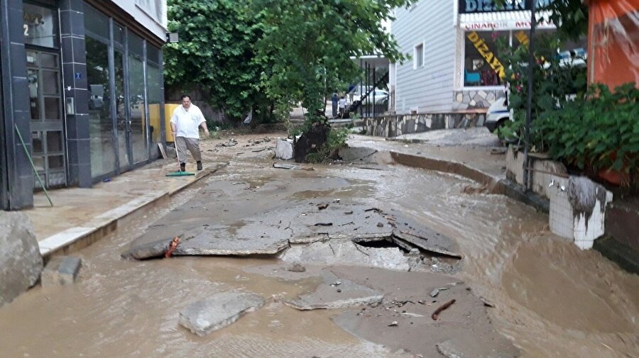 ​Dere taştı, ilçe sular altında kaldı