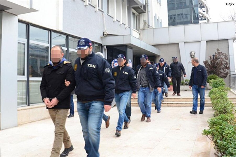İstanbul Cumhuriyet başsavcısı İrfan Fidan, Mit tırlarının durdurulmasına ilişkin yürütülen 5’inci soruşturmayı tamamlayarak 55 şüpheli hakkında iddianame hazırladı. 

                                    
                                    55 şüpheliden, 1’i tuğgeneral, 2 albay, 2 yarbay, 7 binbaşı, 11 yüzbaşı, 14 üsteğmen, 1 teğmen, 3 astsubay, 2 uzman çavuş, 1 eski MİT mensubu, 5 öğretmen, 1 RTÜK uzman yardımcısı, 2 öğretim üyesi, 1 Sağlık Bakanlığı uzman yardımcısı, 1 Çalışma ve Sosyal Güvenlik Bakanlığı uzman yardımcısı ve 1 Kalkınma Bakanlığı görevlisi.
                                
                                