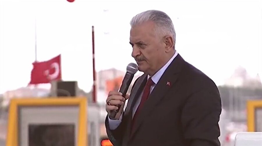 Başbakan Binali Yıldırım, CHP'nin yürüyüşüne ilişkin, "FETÖ'nün ayakta alkışladığı bu yürüyüşün adımları milletin adımları değildir. Bu bir adalet yürüyüşü değildir, bu bir gaflet yürüyüşüdür" şeklinde değerlendirdi.
