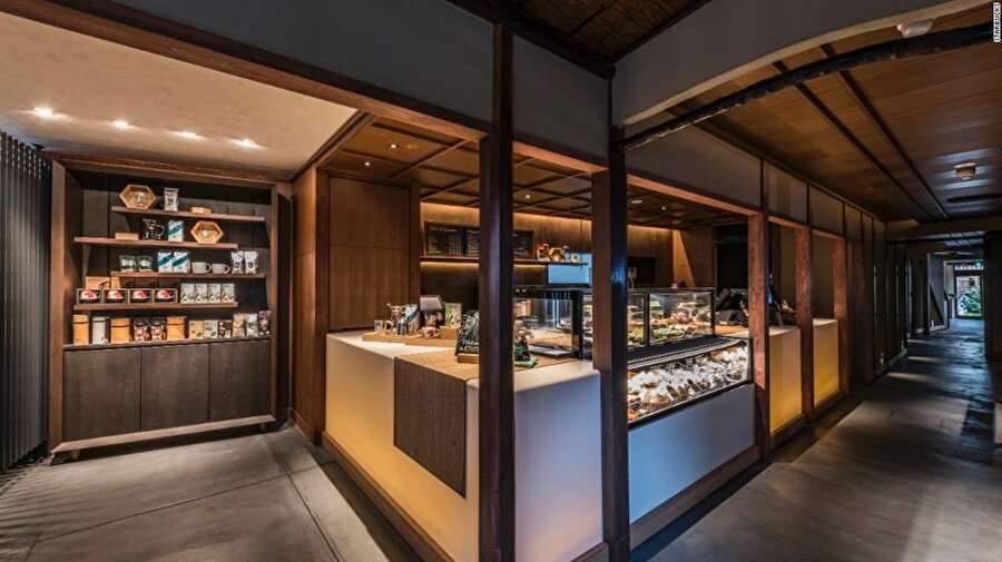 Starbucks, 75 ülkede 1200'ü Japonya'da olmak üzere dünya çapında 26.000 mağazası olan dünyanın en büyük kahve zinciridir.