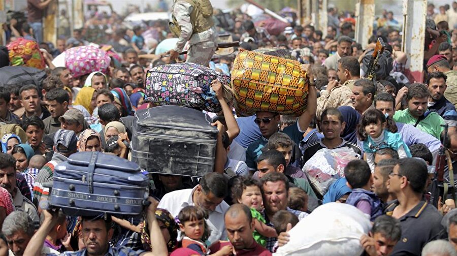 YALAN: Suriyeli mülteciler Türkiye vatandaşı yapılıyor

                                    
                                    İçişleri Bakanı Süleyman Soylu'nun Mart ayında yaptığı
açıklamaya göre Türkiye'de toplam 3 milyon 551 bin 78 Suriyeli mülteci var. Peki bu milyonlarca Suriyeliler T.C. vatandaşlığına mı
geçiriliyorKonu hakkında resmi kaynaklar bu iddianın doğru olmadığını söylüyor. İçişleri
Bakanlığı’ndan yapılan bilgilendirmede, 2010-2017 arasında toplam 94 bin 204
kişinin Türkiye Cumhuriyeti vatandaşlığına geçtiğini, bu kişilerden 12
bin 242’sinin Suriye Arap Cumhuriyeti’nden Türkiye’ye geldiğini bildirdiBilgilendirmede, 1
Ocak 2017’den itibaren bin 913 kişinin Türkiye
vatandaşlığına geçtiği kaydedildi.
                                
                                