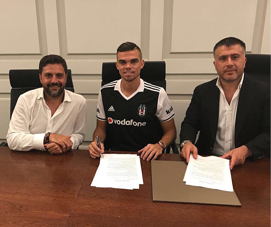 İmzayı attı
Bonservisi elinde bulunan Pepe, Beşiktaş ile 2+1 yıllık anlaşma sağladı. 34 yaşındaki futbolcu senelik 4.5 milyon Euro garanti ücret alacak. Ayrıca Kara Kartal ünlü futbolcuya 1.5 milyon Euro imza parası ödeyecek. 