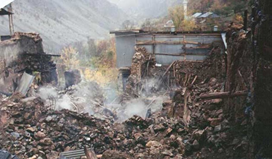 214 ev ile birlikte okul ve cami ateşe verildi, geriye küle dönmüş bir köy kaldı.

                                    
                                    
                                    
                                    
                                    
                                
                                
                                
                                
                                