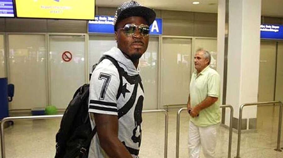 Olympiakos'a transfer olan Emenike havalimanında hayatının şokunu yaşadı