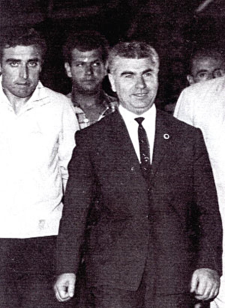 22 Şubat 1962’de ilk darbe girişimine kalkıştı
22 Şubat 1962 günü askeri öğrencilerin desteğini alan Aydemir darbe girişiminde bulundu. Dönemin hükümetiyle anlaşması sonucunda kalkışmayı durdurdu ve emekli oldu. Ama hala vazgeçmiş değildi.