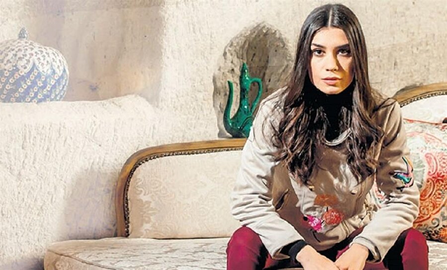 Toplanmayan çöpler oyuncu Burcu Kıratlı'yı isyan ettirdi