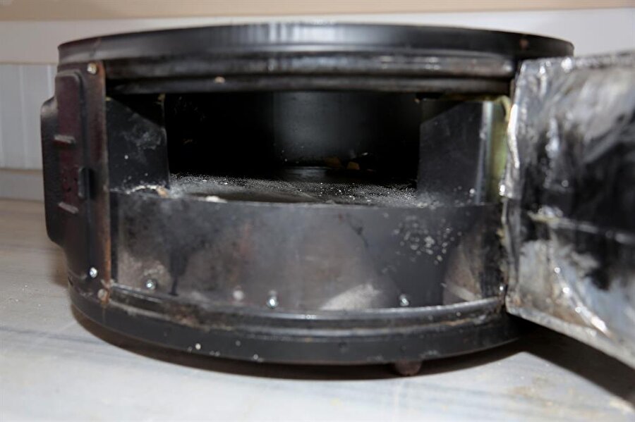 Çevre dostu bir teknoloji
Çalışmanın inovatif tarafının ilk kez ulusal ve uluslararası literatürde Bayburt taşının, bir güneş enerji uygulamasında termal enerji depolama ortamı olarak kullanılması olduğunu söyleyen Cüce, Bayburt taşı entegreli geliştirilen güneş fırınında yapılan ilk ölçümler neticesinde, entegreli güneş fırınının yutucu yüzey sıcaklığının 200 dereceyi bulduğunu aktardı. Güneş fırınlarının başta yiyecek ısıtılması, pişirilmesi, tarımsal ürün kurutulması, pastörizasyon, damıtık su eldesi gibi çeşitli ihtiyaçlar kapsamında dünyada yaygın olarak kullanıldığını anımsatan Cüce, bu teknolojinin çevre dostu bir teknoloji olduğuna dikkati çekti.