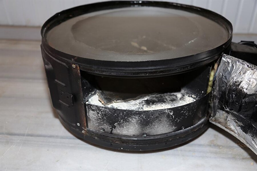 Çok ucuz maliyete üretilebiliyor
Cüce, uygulamanın şu anda tüm dünyanın yoğun olarak üzerinde çalıştığı bir güneş enerjisi uygulaması olduğunu belirterek, şunları kaydetti:
"Temiz enerji orijinli bir enerji olması, sürdürülebilir bir teknoloji olduğunu gösteriyor bize. Üretim maliyeti olarak ihmal edilebilir bir üretim maliyeti var. Gittiğiniz her yere götürebiliyorsunuz. Nihayetinde taş esaslı bir malzeme olduğu için Bayburt taşı zaten bir taş ve pişirme doğrudan taş kontaklı bir yüzeyde gerçekleştiği için normal taş fırınlardan aldığınız lezzet ve tadı bu teknoloji kapsamında da alacağımızı düşünüyoruz."