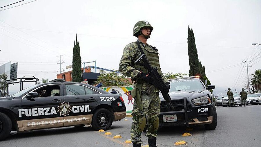 Meksika'nın kuzeyinde silahlı iki grup arasında çıkan silahlı çatışmada en az 26 kişi hayatını kaybetti.
