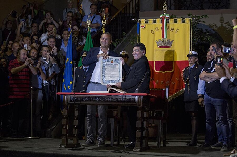 Napoli formasını giydiği 1984-1991 yıllarında efsaneleşen ve o dönemden bu yana kentle özdeşleşen isimlerden biri olan Maradona için Napoli'ye ilk kez gelişinin 33'üncü yıl dönümünde tören yapıldı.

  


  
Belediye Sarayı'nda düzenlenen törende, efsanevi oyuncuya Belediye Meclisinin kararıyla fahri vatandaşlık unvanı verildi. 
  


  
Maradona'ya fahri vatandaşlık beratı Napoli Belediye Başkanı Luigi De Magisitris tarafından takdim edildi.