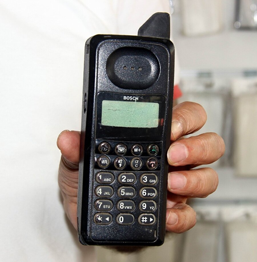 “Dünyanın ilk dokunmatik cep telefonu da koleksiyonumda mevcut”
Şimdilerin vazgeçilmezi dokunmatik cep telefonlarının ilkini de koleksiyonunda bulundurduğunu belirten Alparslan, “Türkiye’ye ilk olarak Bosh marka cep telefonu geldi. 1993 yılında Türkiye’ye giriş yaptı. Dünya’daki ilk dokunmatik telefonu Motorola üretti. Bu telefonda üst kısımda rakamlar beliriyor. Bu rakamlara parmak iziyle birlikte basılabilyordu. Sony Ericsson marka telefonlar ise ilk çıkartıldığı zamanlarda ülkemizde oldukça rağbet gördü. Dünyanın ilk klavyeli telefonunu da Nokia üretti. Bu telefon da çıktığında büyük sansasyon yapmıştı. Nokia’nın 8110 model telefonu dönemin en çok izlenen filminde konu olmuştur. O telefon da koleksiyonumda var. Telefon Matrix filminde kullanıldıktan sonra ülkemizde çoğu kişi tarafından kullanılmaya başlanmıştı. İlk kameralı telefonu Motorola üretti. Motorola C261 modeli dünyadaki ilk kameralı telefondur. Arkasında 1 mp kamera bulunur. Nokia 3310 diye tabir edilen telefon ise dünyada tüm zamanların en fazla satan telefonudur. Şu anda da yeni bir modelini ürettiler. 3310’da efsane telefon olarak piyasada anılmaktadır. Dünyanın ilk oyunlu telefonu olan Nokia 5110 da çok satılmıştı. Dünyadaki birçok insan bu telefondaki yılan oyununun bağımlısı olmuştu. Dünyanın en ağır telefonu Alcatel marka telefondur. Fransızlar tarafından yapılmıştır. 370 gram ağırlığıyla yarım kiloya yaklaşan bir ağırlığı mevcuttu” şeklinde konuştu.Koleksiyonu gören vatandaşlar da ilk kullandıkları telefonlara bakarak, koleksiyonun çok faydalı olduğunu söylediler.