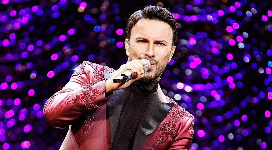 330 bin adet sattı 

                                    Türkiye’de son 10 yılda 200 bin adetlik CD satış rakamına ulaşan albüm olmamasına rağmen Tarkan bu alanda tam anlamıyla rekora koşuyor. Tarkan’ın yeni albümü 16 Haziran’da müzik marketlerde 19.90 TL’ye satışa çıktı. Doğan Music Company tarafından 20 gün önce piyasaya çıkan albüm bugüne kadar 330 bin adet satış rakamına ulaştı. Buradan 6.6 milyon liraya yakın hasılat yapan Tarkan, online müzik platformu gelirleriyle de bu alanda toplam 10 milyon liraya yakın ciroya ulaşmış oldu.
MEGASTAR Tarkan, ilki geçtiğimiz yıl düzenlenen Bakü Formula 1 Grand Prix yarışlarının 23 Haziran’daki açılışında da sahne aldı. Bilet fiyatlarının 130 lirayla 1500 lira arasında değiştiği yarışlar öncesinde konser veren ünlü sanatçıyı Formula 1 severler ücretsiz olarak izledi. 20 bin kişinin izlediği konser için Tarkan 500 bin dolar (1.8 milyon TL) aldı. Bu da Tarkan’ın 2017 yılı toplam gelirlerinde önemli bir yer tuttu.
                                