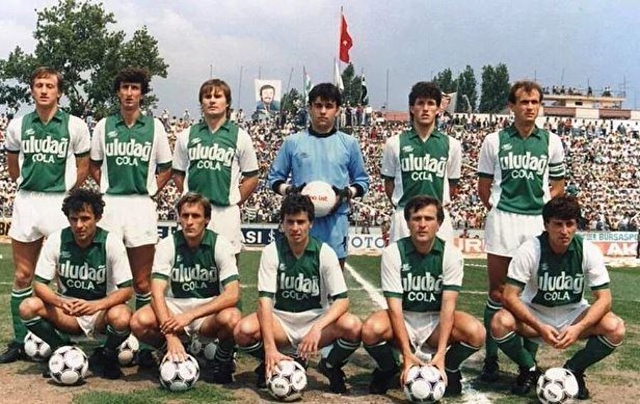 Bursa Atatürk Stadı Mayıs 1986 / Altay’ı mağlup edip Türkiye Kupası’nı kazanan Bursaspor kadrosu.