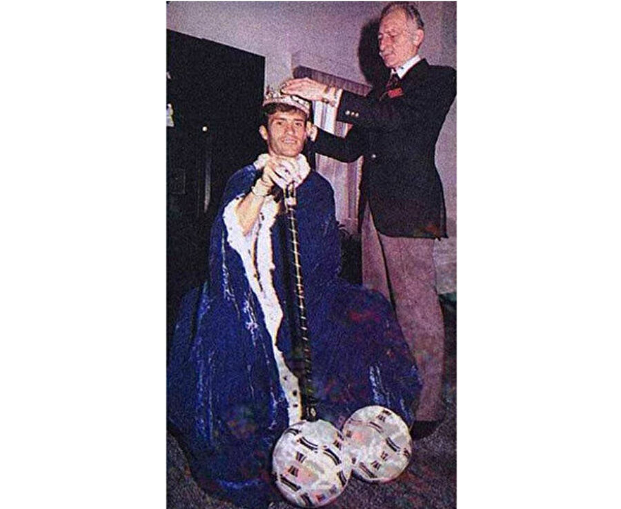 1990 yılı mayıs ayında Süleyman Seba, gol kralı olan Feyyaz Uçar’a tac takıyor. 

  
(Kaynak: Takvim)