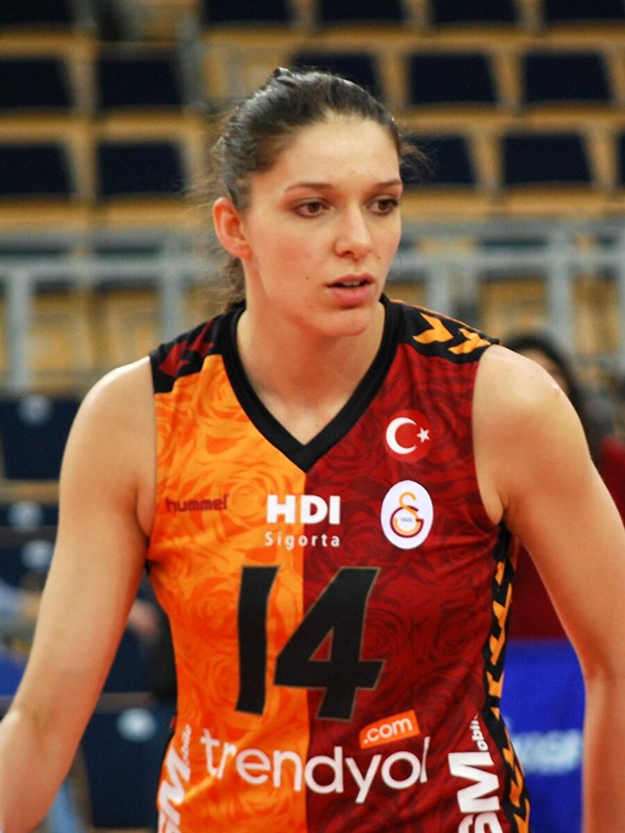 Hristina Ruseva sözleşmesini uzattı.
