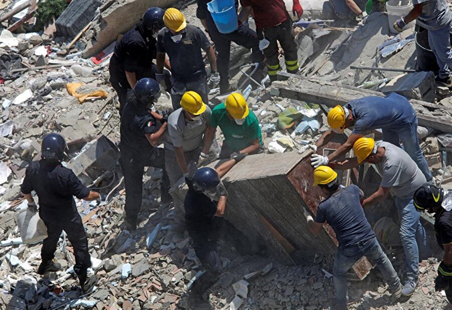 Apartman çöktü: 8 kişi enkaz altında